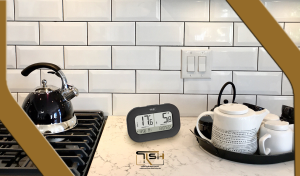 ترمومتر دیجیتال در آشپزخانه کنار اجاق گاز برای کنترل دمای پخت غذا