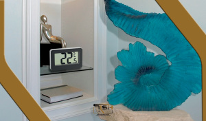 ترمومتر دیجیتال روی میز در خانه برای اندازه‌گیری دمای محیط داخلی