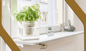 ترمومتر دیجیتال در حال اندازه‌گیری دمای محیط خانه، نمایشگر روشن با عدد دقیق دما