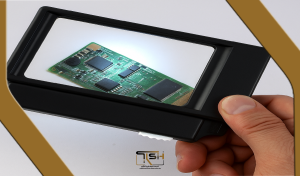 "لوپ چراغدار مدل 3006 تِفا در حال بزرگنمایی برد الکترونیکی با نور LED" 